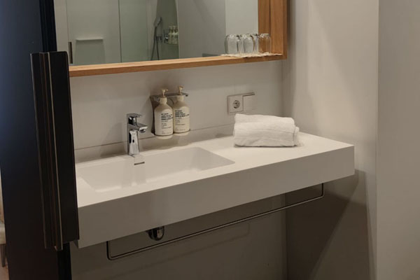 Lavabo de la chambre adaptée avec un espace inférieur libre et un mitigeur.