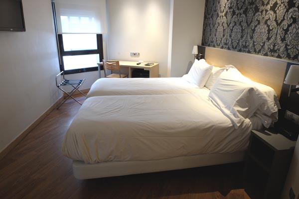 Habitación adaptada con dos camas individuales juntas. 