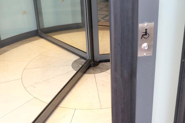 Botón para ralentizar la puerta giratoria de acceso al hotel. 