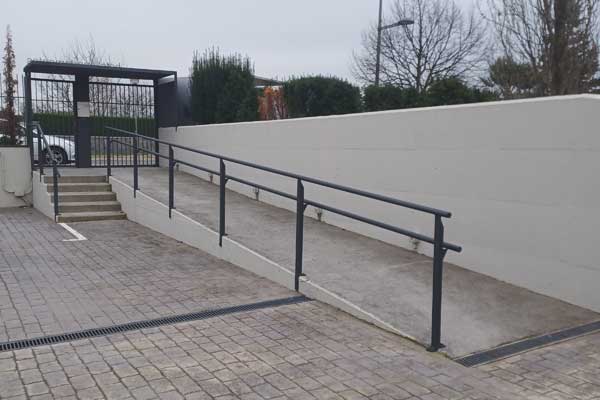 Access ramp and steps to the Hotel with double handrail on one side. 