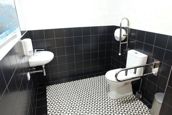 barres d’appui des deux côtés des toilettes adaptées