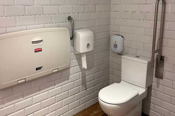 Toilettes et barres d'appui adaptées.