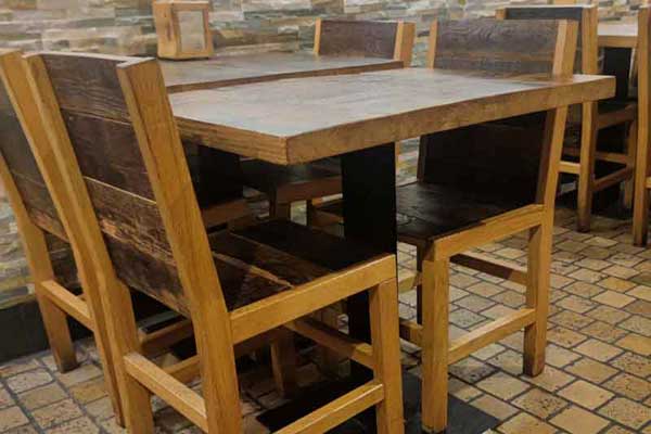 Table avec pied central.