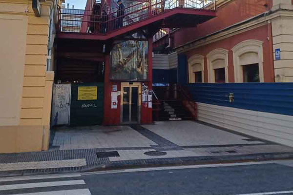 Ascensor y escalera en el Paseo de Francia para acceder a la pasarela peatonal sobre las vías del tren