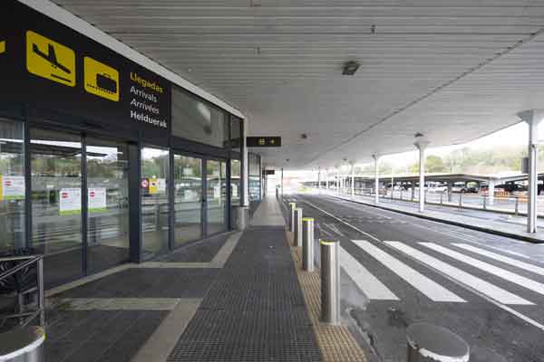 Portes automatiques, trottoir et passage zébré d’accès à l’aéroport