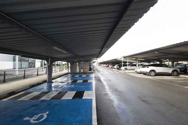Places réservées aux personnes à mobilité réduite sur le parking de l’aéroport