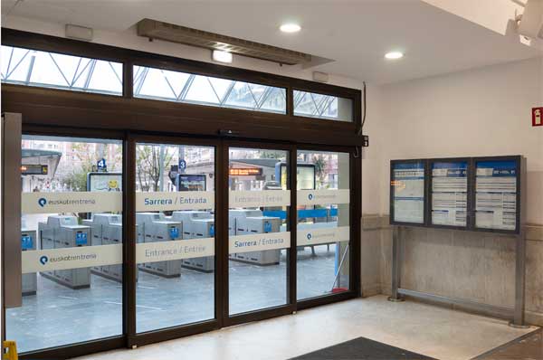 Automatic doors to access the platforms