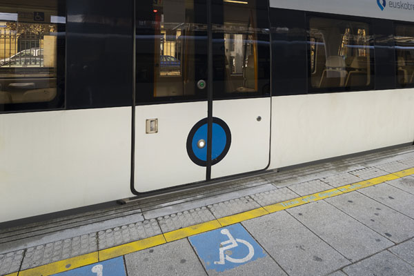 Puerta de acceso adaptado de los vagones de Euskotren