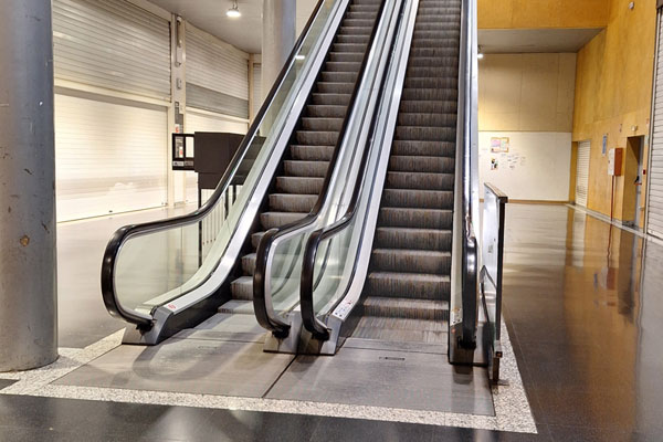 Escaleras mecánicas de acceso al parking.