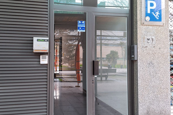 Puerta de acceso secundario a la planta -3 por plaza Teresa de Calcuta.