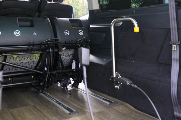 Interior de la parte trasera del taxi adaptado para personas usuarias de sillas de ruedas.