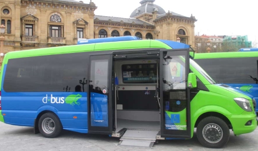 Autobus con rampa de acceso