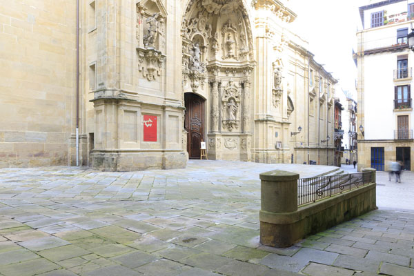 Recinto y zona de acceso a la Basílica de Santa María del Coro. Recinto llano con pavimento de piedra, sin obstáculos.