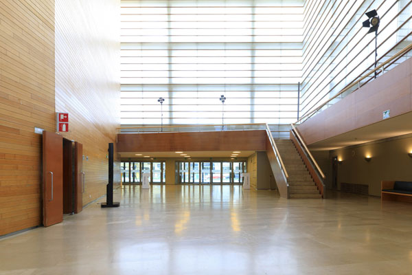 Zona de acceso del Kursaal desde dentro del edificio. Puertas manuales de empuje y pavimentación homogénea en el interior.