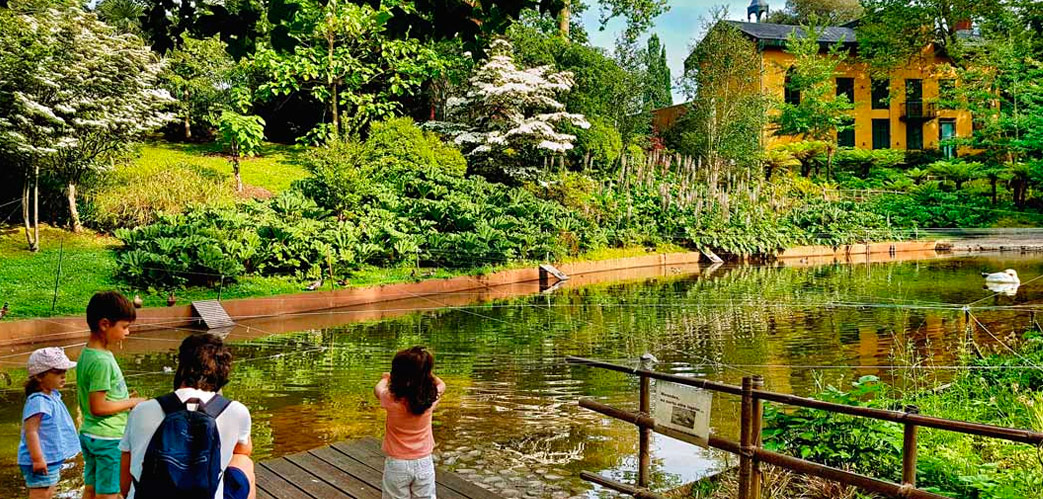 Famille observant la nature dans l’étang du parc Cristina Enea