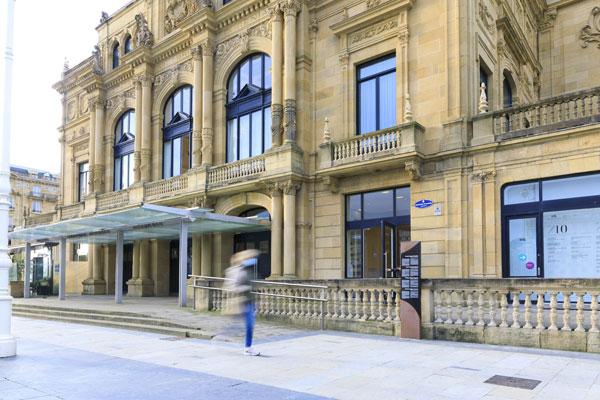 Lateral de la fachada del Teatro Victoria Eugenia. Rampa de acceso con pasamanos a doble altura para acceder a la puerta principal.