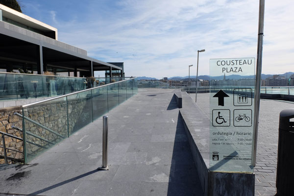 Entrance to Cousteau Square, above the Aquarium. Signage with accessibility pictogram.