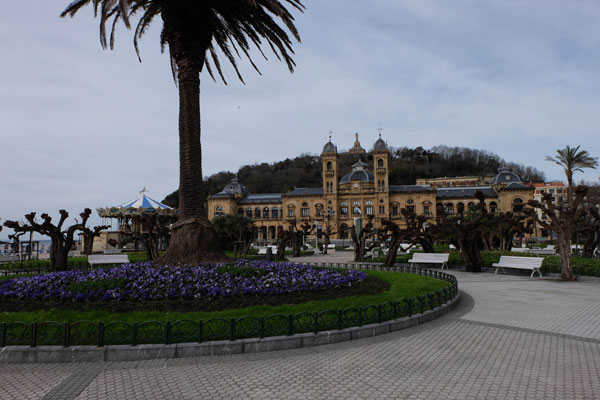 Gardens of Alderdi Eder and in the background the City Hall of Donostia/San Sebastián.