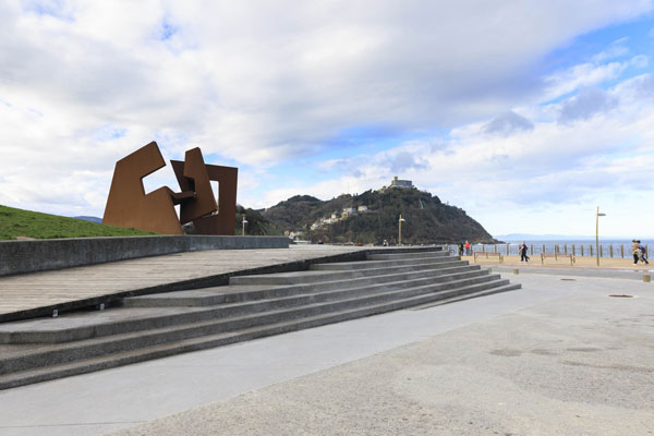 Rampe d'accès et escaliers pour arriver à une des sculptures de Jorge Oteiza. Au fond le mont Igueldo.