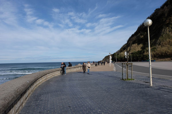 Monpas, one of the sections of the promenade. Wide sidewalk and the sea on the left.