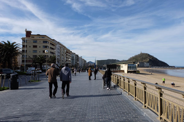 Section of the promenade that passes next to Zurriola beach. Wide sidewalk and railing on the right.