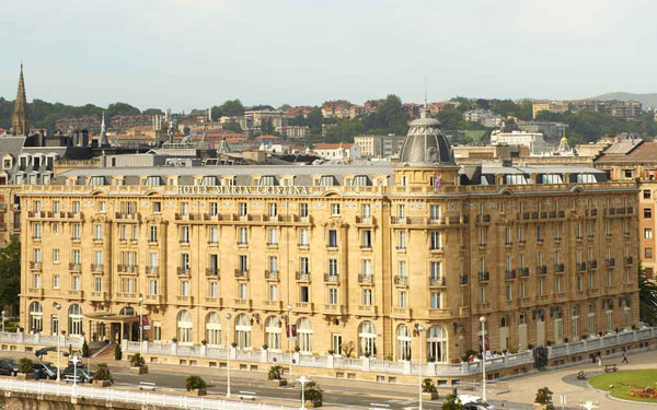 Edificio del emblemático hotel Maria Cristina situado en la desembocadura del rio Urumea.