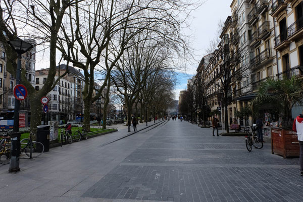 Wide sidewalk of the promenade of the Boulevard de San Sebastián. 