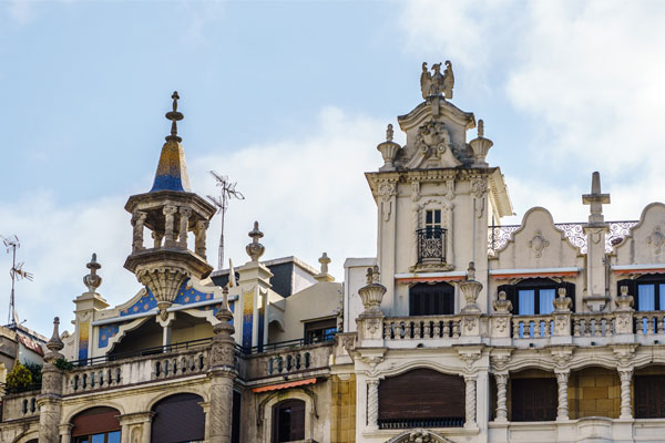 Águila de pidra en lo alto del edificio que une el Paseo Colón con la Calle Miracruz de San Sebastián