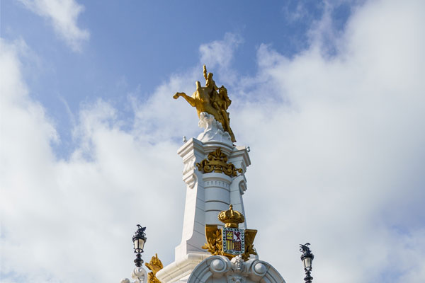 Caballo dorado que corona uno de los obeliscos del puente María Cristina de San Sebastián